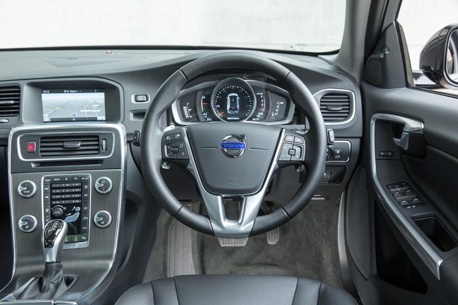  Volvo V60 D3 Cross Country 2015 года  (UK) (фото 16 из 22)